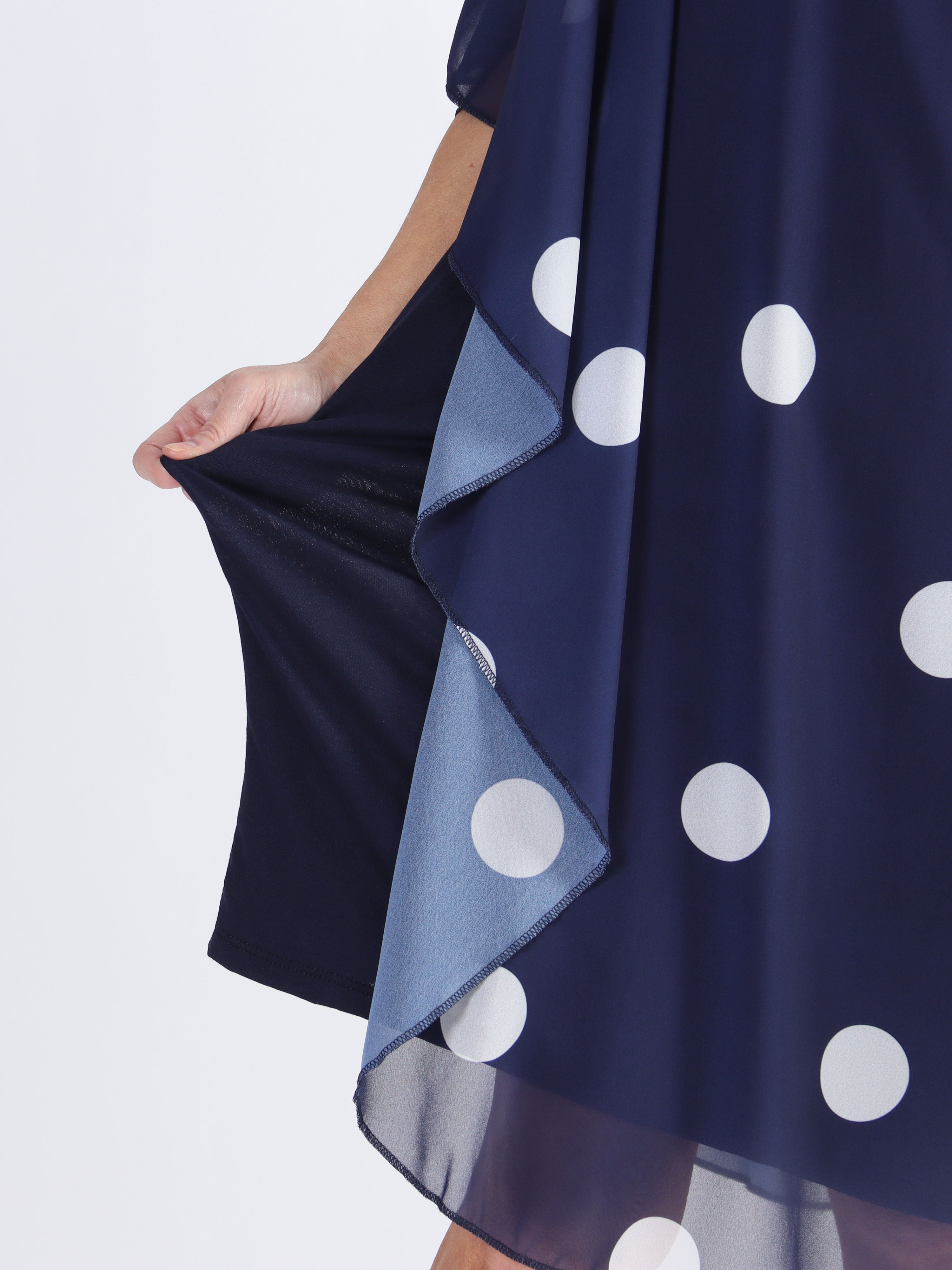 Kenya Dot - Tunikaklänning i plus size med prickigt chiffonglager